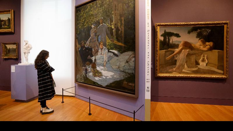 Intérieur du musée d’Orsay, mettant en valeur une oeuvre d’art peinture impressionniste française